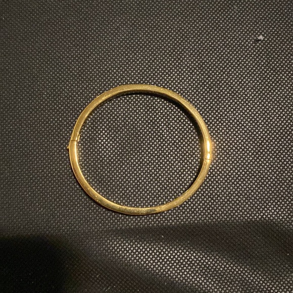 KATE SPADE SPOT THE SPADE GOLD AND CORAL ENAMEL HINGED BRACELET. - Picture 3 of 7